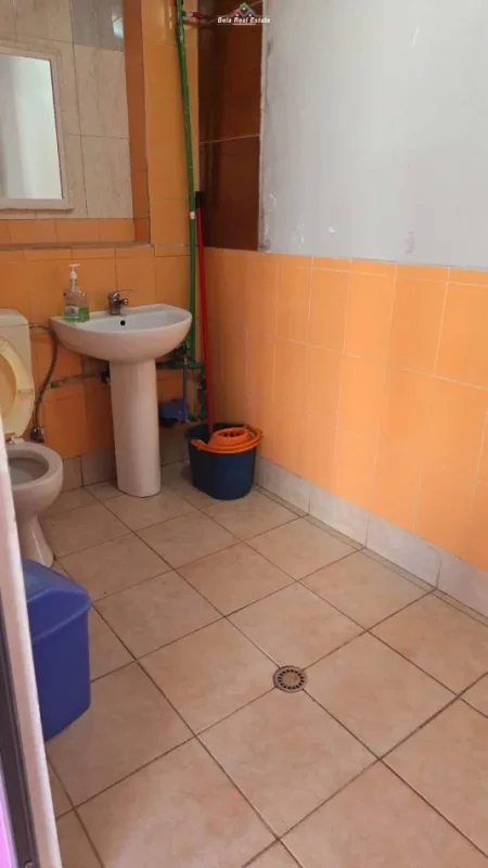 Tirane, shes dyqan Kati 1, 53 m² (tregu elektrik)