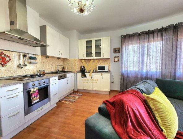 Tirane, jepet me qera apartament 1+1+Ballkon Kati 9, 70 m² 520 € (ZOGU I ZI)