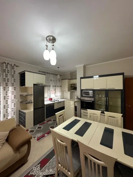 Tirane, jepet me qera apartament 1+1 Kati 3, 70 m² 700 € (Rruga e Bogdaneve)