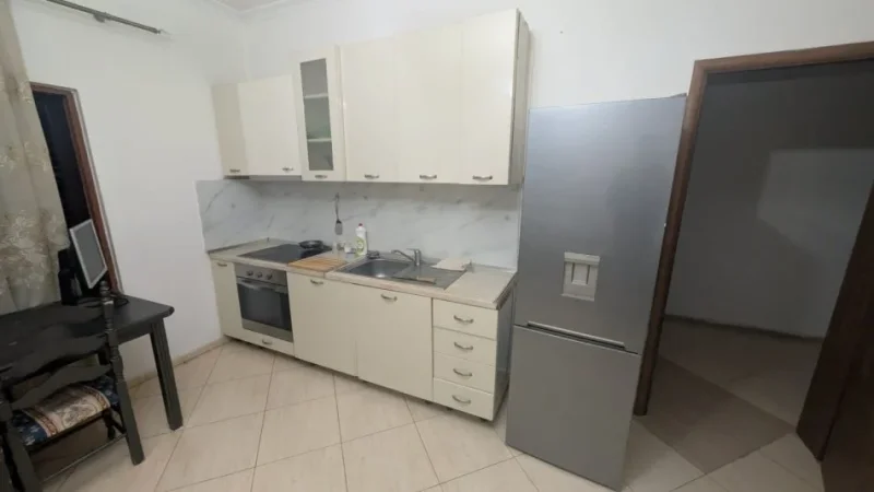 Tirane, jepet me qera apartament 2+1+Ballkon Kati 4, 450 m² 450 € (Don Bosko prane Xhamise)