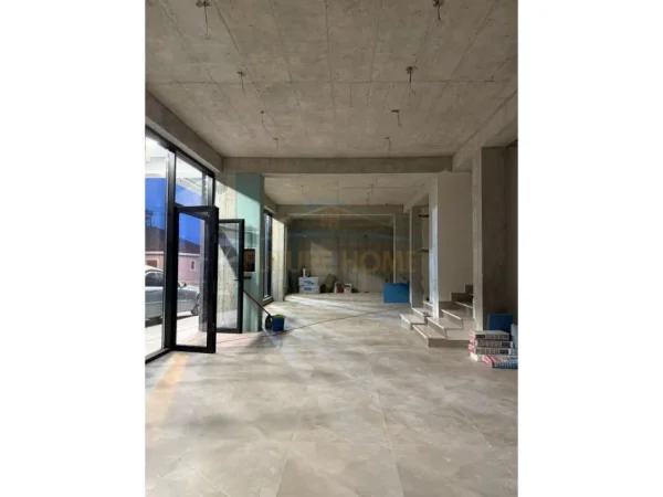 AMBJENT BIZNESI ME QERA BUZE RRUGES KRYESORE NE SAUK