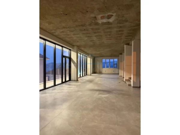 AMBJENT BIZNESI ME QERA BUZE RRUGES KRYESORE NE SAUK