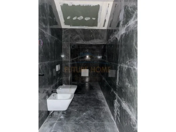 AMBJENT BIZNESI ME QERA BUZE RRUGES KRYESORE NE SAUK