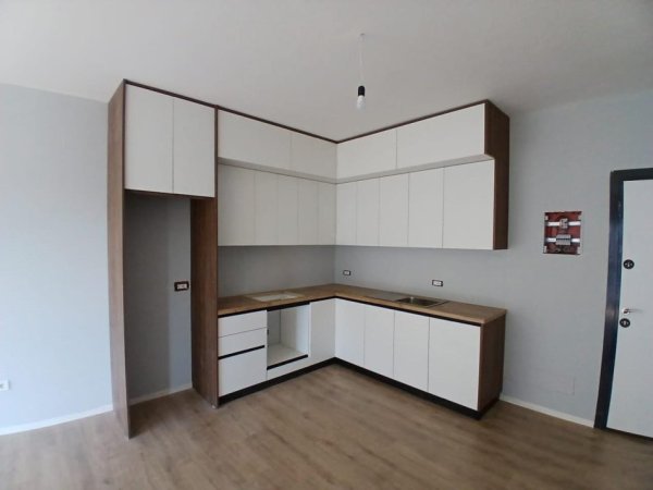 Tirane, jepet me qera apartament 1+1+Ballkon Kati 7, 60 m² 500 € (rruga 5 Maj (Qendra Emerald))
