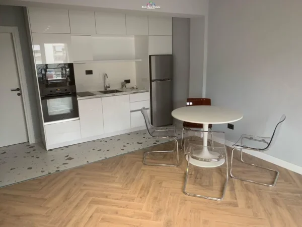 Tirane, jepet me qera apartament Kati 4, 60 m² 600 € (pazari i ri)