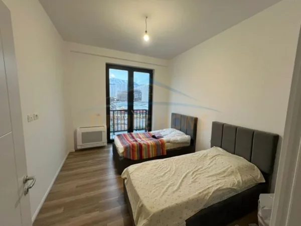 APARTAMENT 2+1 ME QERA TEK RRUGA FERIT XHAJKO, ISH RESTO.DURRESI