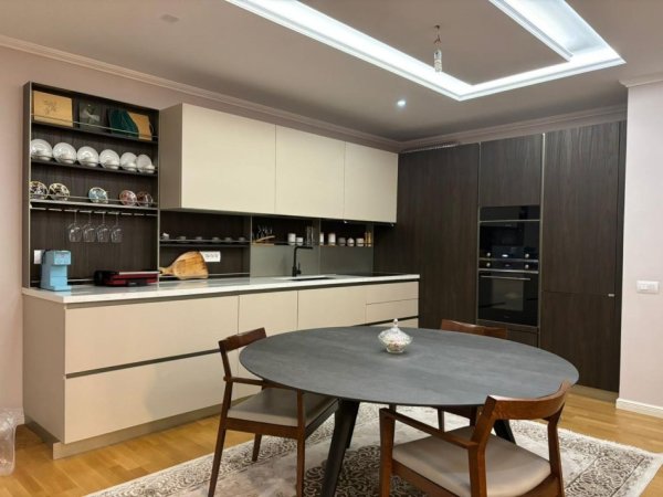 Tirane, shitet apartament 3+1 Kati 3, 171 m² 360.000 € (Kopshti Botanik)