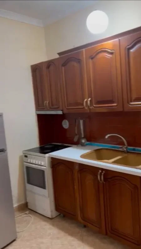 Tirane, jepet me qera shtepi 1+1+Ballkon Kati 1, 60 m² 300 € (Rruga Siri Kodra ,rruga Besa prane Hotel Meridiani)