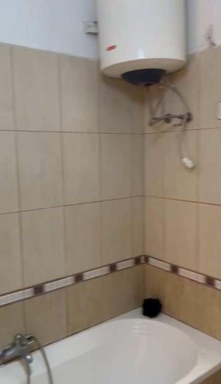 Tirane, jepet me qera shtepi 1+1+Ballkon Kati 1, 60 m² 300 € (Rruga Siri Kodra ,rruga Besa prane Hotel Meridiani)