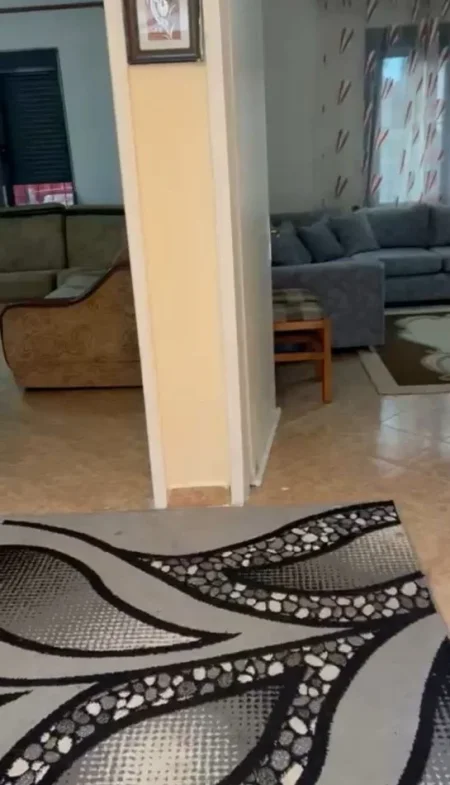Tirane, jepet me qera shtepi 1+1+Ballkon Kati 1, 60 m² 300 € (Rruga Siri Kodra ,rruga Besa prane Hotel Meridiani)