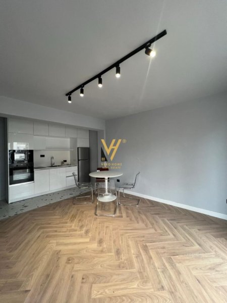 Tirane, jepet me qera apartament 1+1+Ballkon Kati 4, 54 m² 700 € (QENDER)