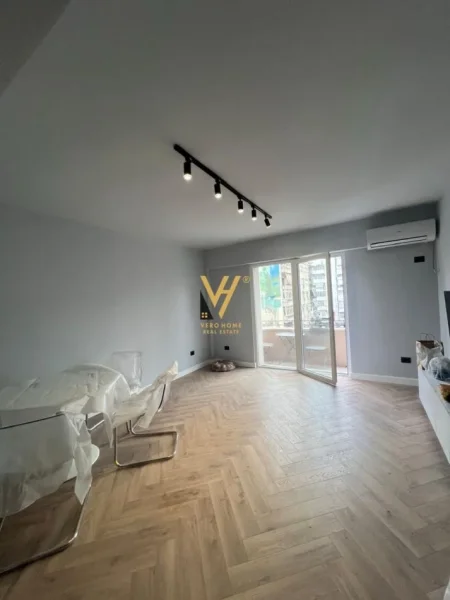 Tirane, jepet me qera apartament 1+1+Ballkon Kati 4, 54 m² 700 € (QENDER)