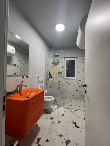 Tirane, jepet me qera apartament 1+1+Ballkon Kati 4, 54 m² 700 € (QENDER)