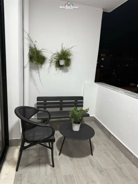 Tirane, jepet me qera apartament 1+1+Ballkon Kati 4, 70 m² 500 € (astir)