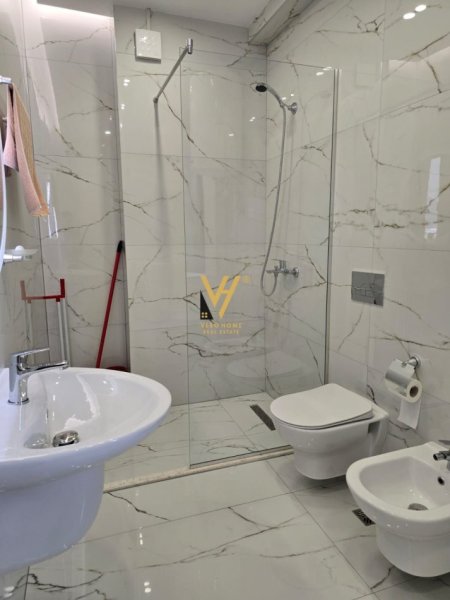 Tirane, jepet me qera apartament 1+1+Ballkon Kati 5, 75 m² 600 € (KODRA E DIELLIT)