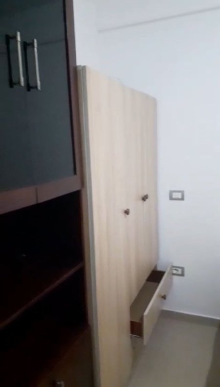 Tirane, jepet me qera apartament 1+1+Ballkon Kati 1, 45 m² 270 € (Rruga Jordan Misja prane Mobileri Mondial)