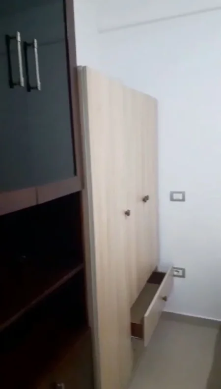 Tirane, jepet me qera apartament 1+1+Ballkon Kati 1, 45 m² 270 € (Rruga Jordan Misja prane Mobileri Mondial)