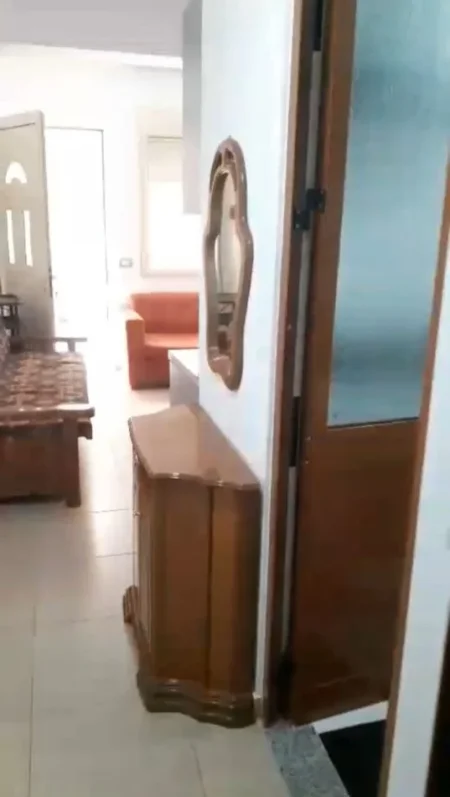 Tirane, jepet me qera apartament 1+1+Ballkon Kati 1, 45 m² 270 € (Rruga Jordan Misja prane Mobileri Mondial)