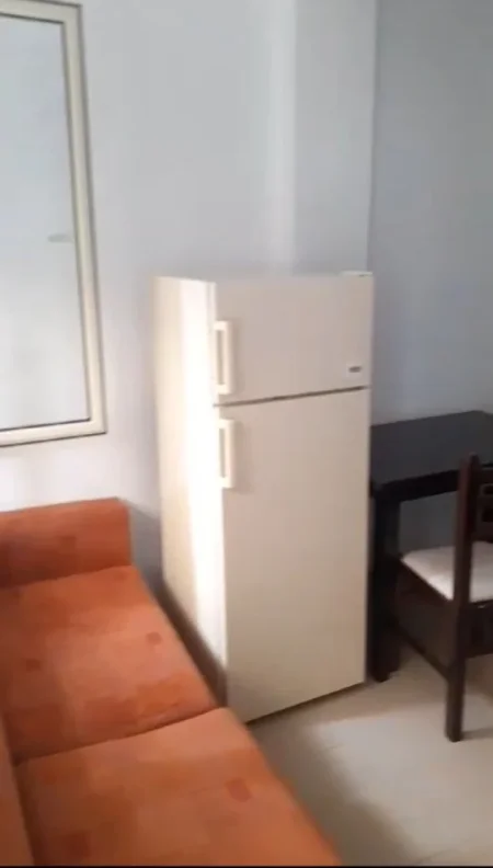 Tirane, jepet me qera apartament 1+1+Ballkon Kati 1, 45 m² 270 € (Rruga Jordan Misja prane Mobileri Mondial)
