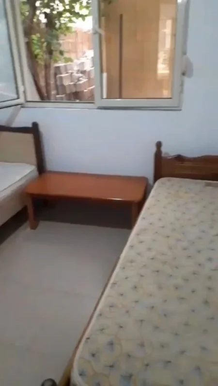 Tirane, jepet me qera apartament 1+1+Ballkon Kati 1, 45 m² 270 € (Rruga Jordan Misja prane Mobileri Mondial)