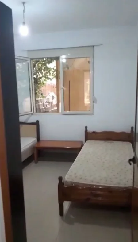 Tirane, jepet me qera apartament 1+1+Ballkon Kati 1, 45 m² 270 € (Rruga Jordan Misja prane Mobileri Mondial)