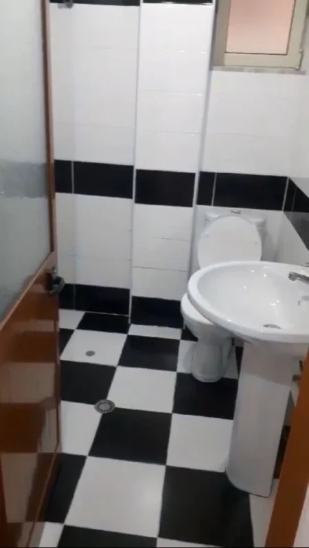 Tirane, jepet me qera apartament 1+1+Ballkon Kati 1, 45 m² 270 € (Rruga Jordan Misja prane Mobileri Mondial)