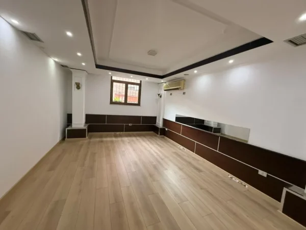 Tirane, jepet me qera ambjent biznesi Kati 0, 1.500 m² 1.500 € (Rruga Artan Lenja)