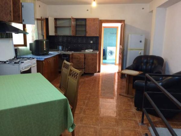 Tirane,Laprake, jap me qera shtepi private (2+1) + oborr 50 m2, mobiluar,  30 000 leke