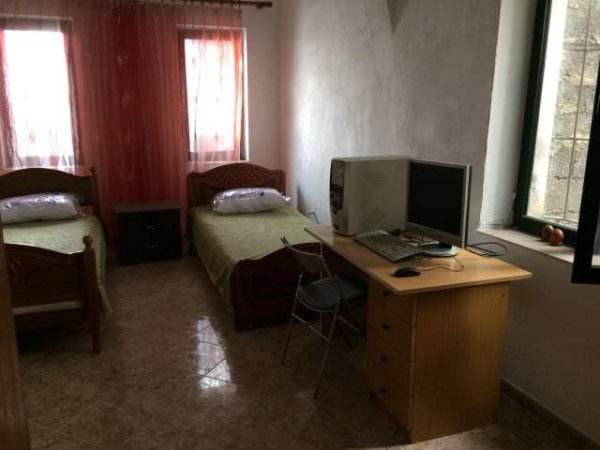 Tirane,Laprake, jap me qera shtepi private 2+1+A+BLK 90 m² , mobiluar, 500 € (Sheshi "Shqiponja", prane AMC, Laprake)