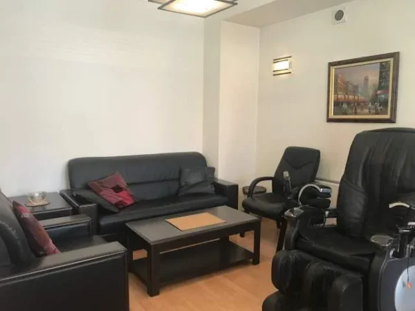 Tirane, jap me qera Vile 3 Katshe Kati 3, 1.370 m² 5.500 Euro (Mine Peza)