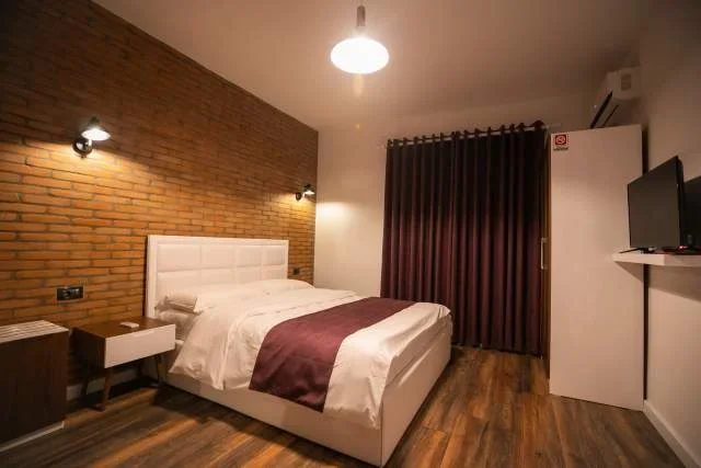 Tirane, shes hotel 3-Katesh, 600 m², me 12 dhoma, 650.000 Euro (Kombinat)