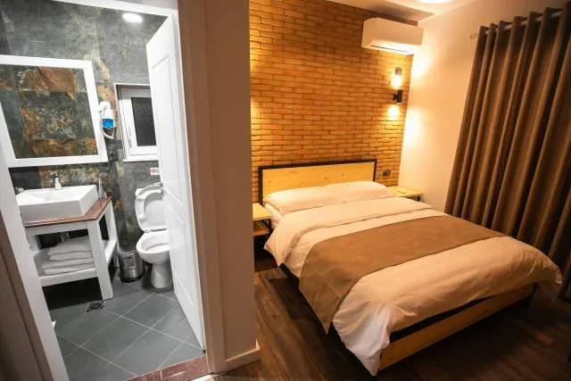 Tirane, shes hotel 3-Katesh, 600 m², me 12 dhoma, 650.000 Euro (Kombinat)