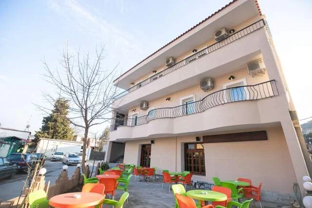 Tirane, shes hotel 3-Katesh, 600 m², me 12 dhoma, 650.000 Euro (Kombinat)