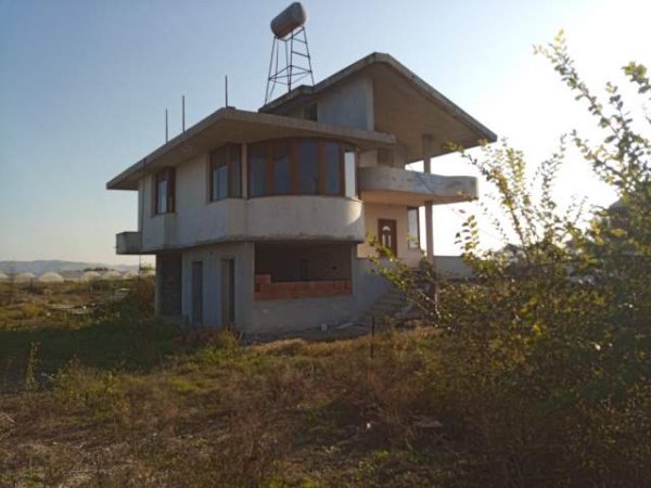 Lushnje, shes shtepi dy kat 220m2 + toke 1500 m2, 90.000 Euro (Krutje, Zhym)