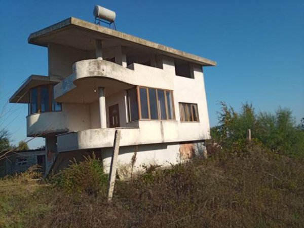 Lushnje, shes shtepi dy kat 220m2 + toke 1500 m2, 90.000 Euro (Krutje, Zhym)