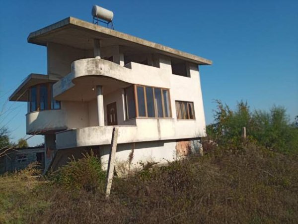 Lushnje, shes shtepi 3 kateshe + toke 1520 m2, 90.000 Euro (Krutje, Zhym)