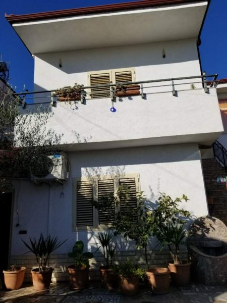 Elbasan, jepet me qera Vile 280 m² 50.000 Leke