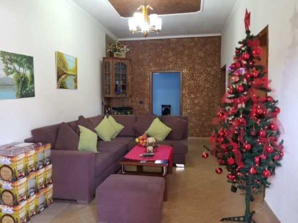 Elbasan, jepet me qera Vile 280 m² 50.000 Leke