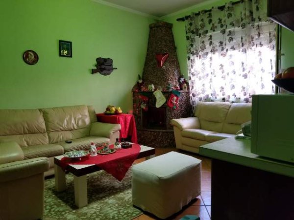 Elbasan, jepet me qera Vile 280 m² 50.000 Leke