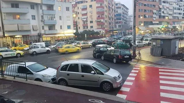 Tirane, jap me qera dyqan Kati 1, 105 m² Unaza e Re nga rrotondo e dyte)