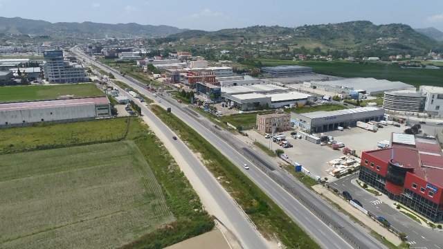 Tirane, jap me qera truall 5.000 m² 1 Euro/m² (BUZE AUTOSTRADES TIRANE DURRES)