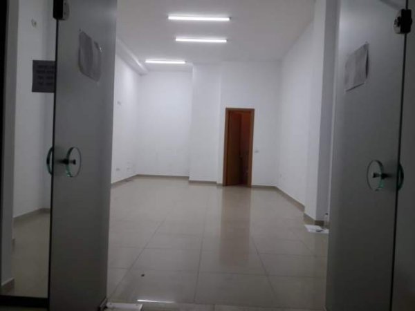 Tirane, shes dyqan Kati 1, 42 m² 4.700 Euro/m2 (Rr Barikadave)