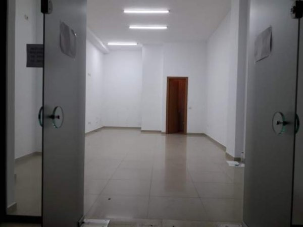 Tirane, shes dyqan Kati 1, 42 m² 4.700 Euro/m2 (Rr Barikadave)