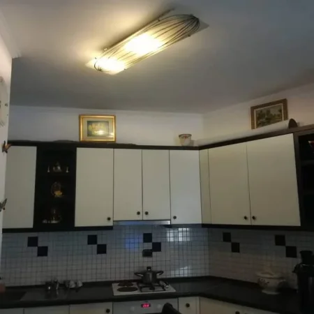 Tirane, jap me qera apartament Kati 8, 100 m² 500 Euro
