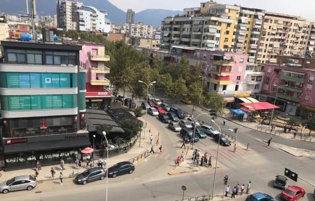 Tirane, shitet apartament 4+1 Kati 4, 100 m² 130.000 Euro (21 Dhjetori)