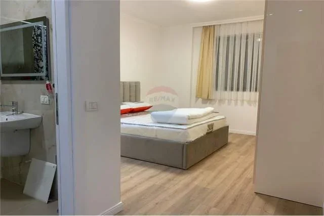 Tirane, jepet me qera apartament 2+1+BLK 110 m² 600 Euro