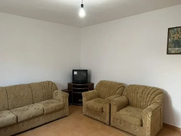 Tirane, jap me qera shtepi private, 2+1,  250 euro (Rruga Todi Shkurti, tek Grandi, tregu elektrik)