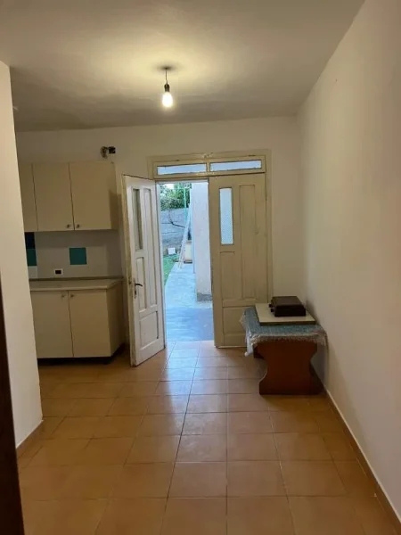 Tirane, jap me qera shtepi private, 2+1,  250 euro (Rruga Todi Shkurti, tek Grandi, tregu elektrik)