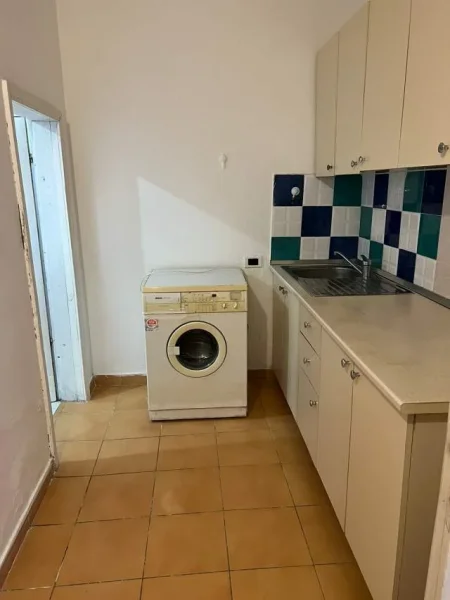 Tirane, jap me qera shtepi private, 2+1,  250 euro (Rruga Todi Shkurti, tek Grandi, tregu elektrik)