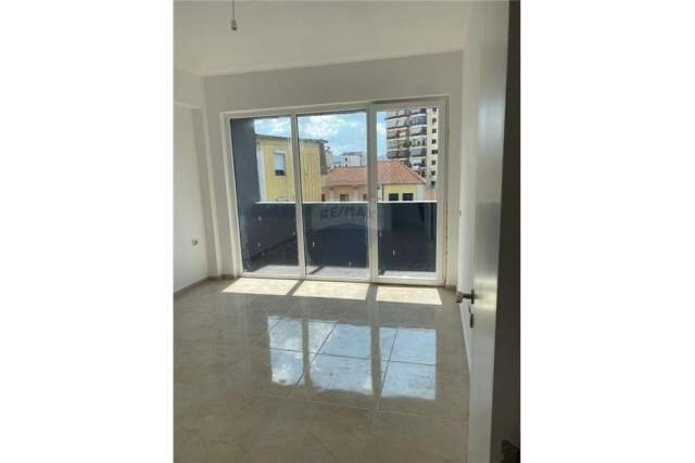 Tirane, shitet apartament 2+1+BLK Kati 4, 130 m² 239.000 Euro (Rruga Durresit Kafe Flora)